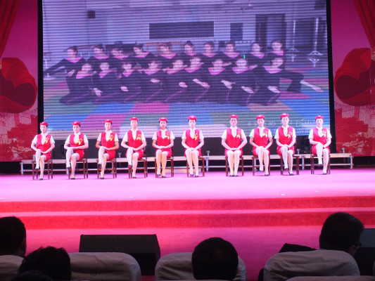 伊春職業(yè)學(xué)院舉行2018年開學(xué)典禮暨慶國慶迎新生文藝演出