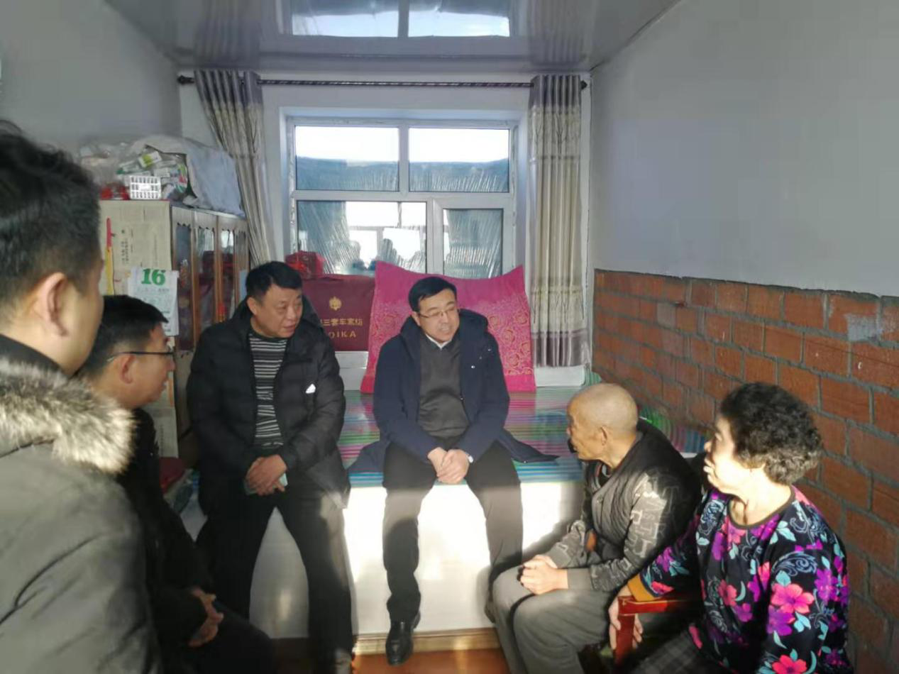 走訪看望貧困戶__助推精準(zhǔn)扶貧