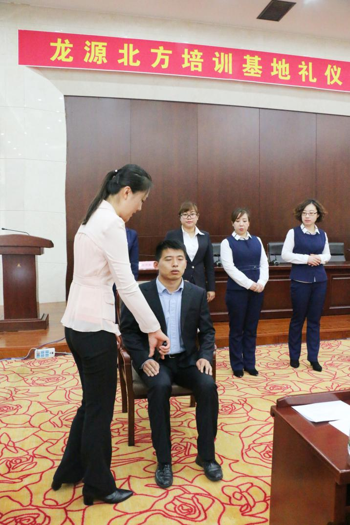 我院禮儀教師為政府和國企進行禮儀培訓(xùn) 我院禮儀教師為政府和國企進行禮儀培訓(xùn)