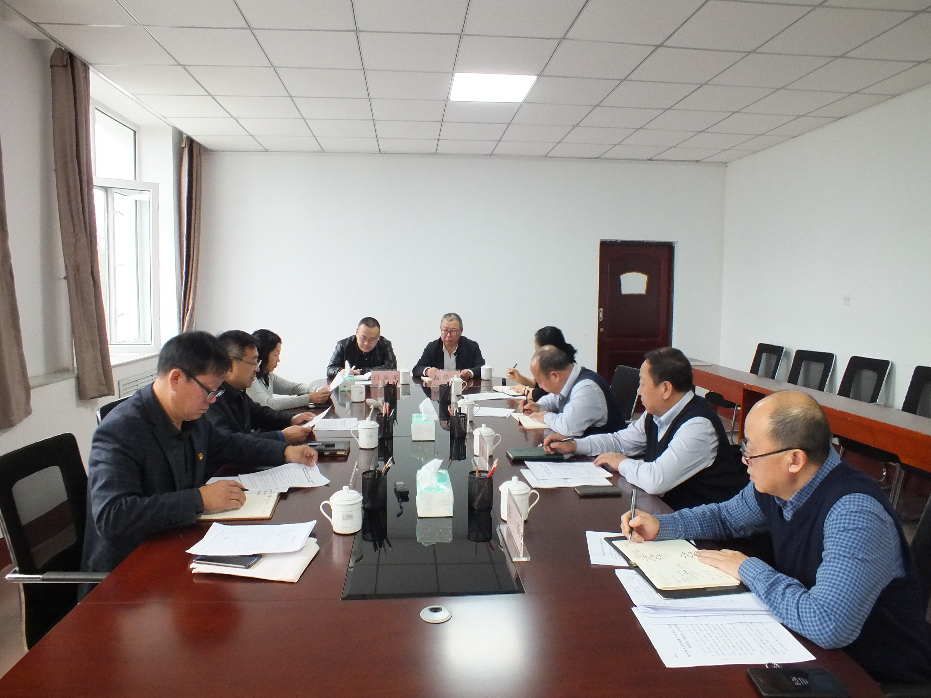 學(xué)校黨委開(kāi)展“不忘初心，牢記使命”主題教育領(lǐng)導(dǎo)班子檢視問(wèn)題專(zhuān)題會(huì)和對(duì)照黨章黨規(guī)找差距專(zhuān)題會(huì)