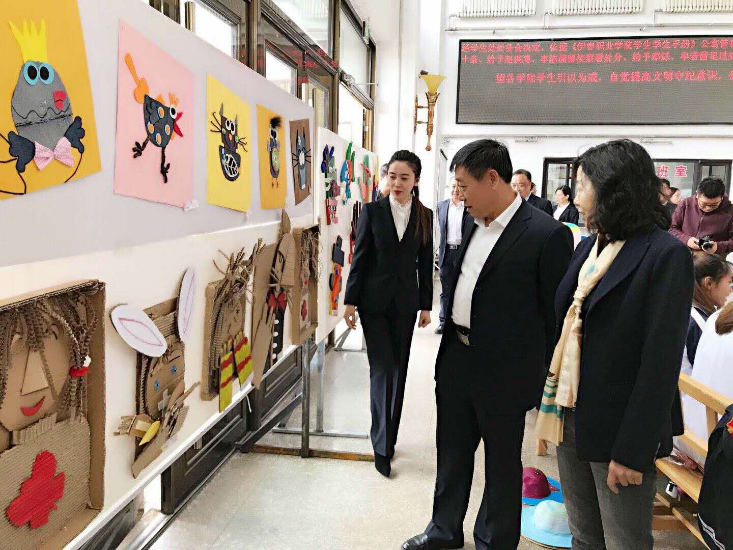 師范學(xué)院學(xué)前教育專業(yè)職業(yè)教育周活動之一幼兒園美術(shù)手工作品展圓滿結(jié)束 師范學(xué)院學(xué)前教育專業(yè)職業(yè)教育周活動之一幼兒園美術(shù)手工作品展圓滿結(jié)束