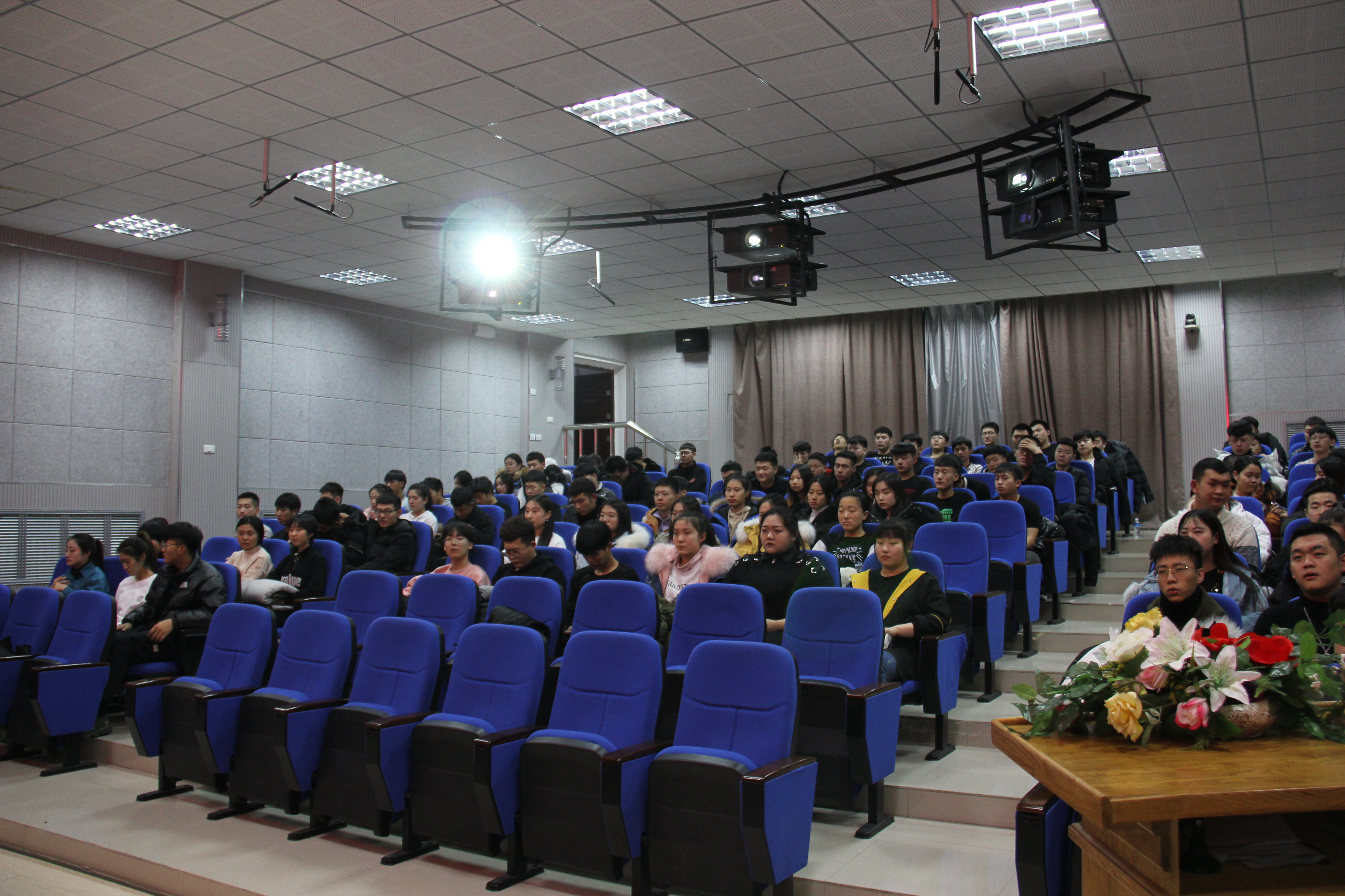 旅游商務學院召開學生工作會議