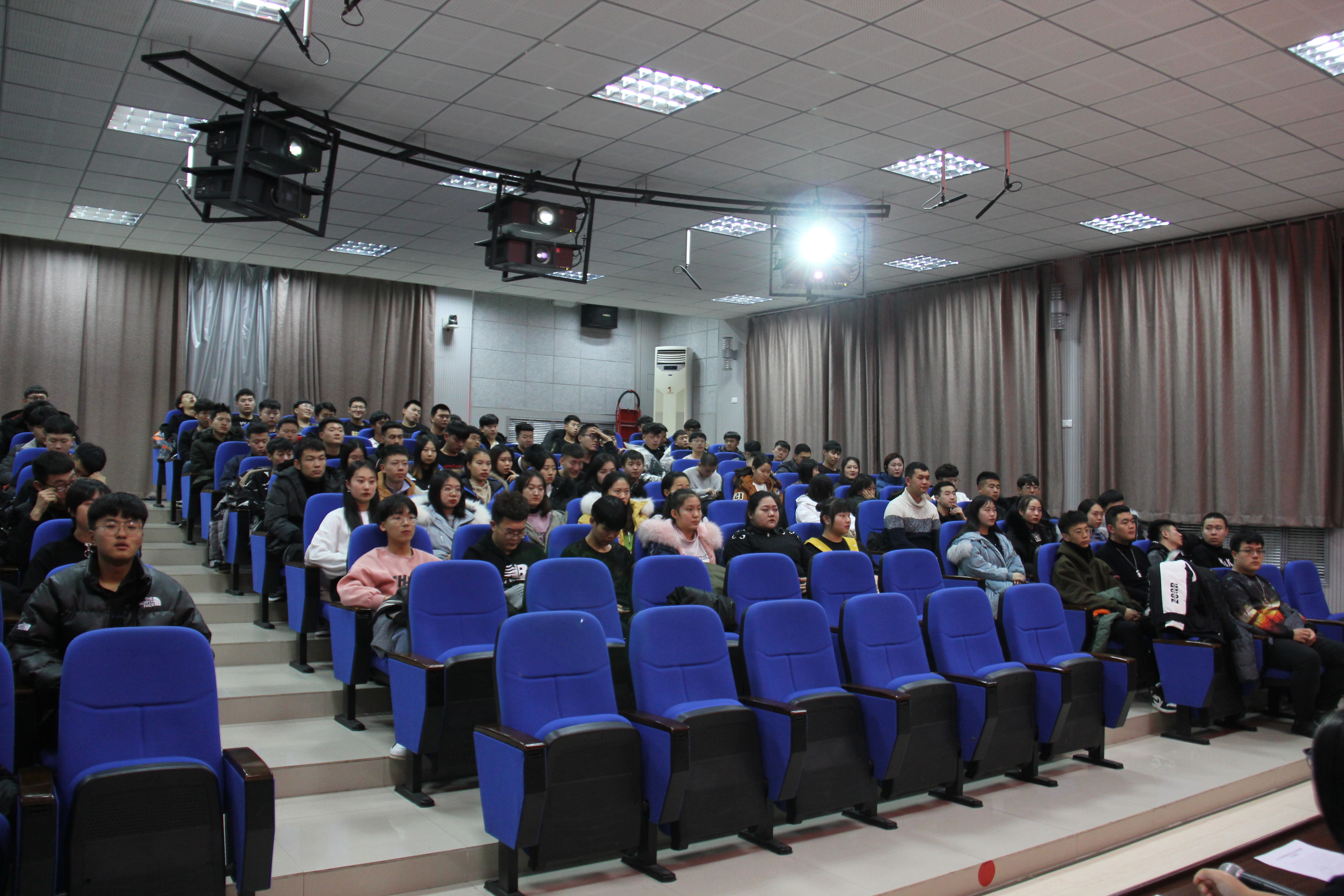 旅游商務學院召開學生工作會議