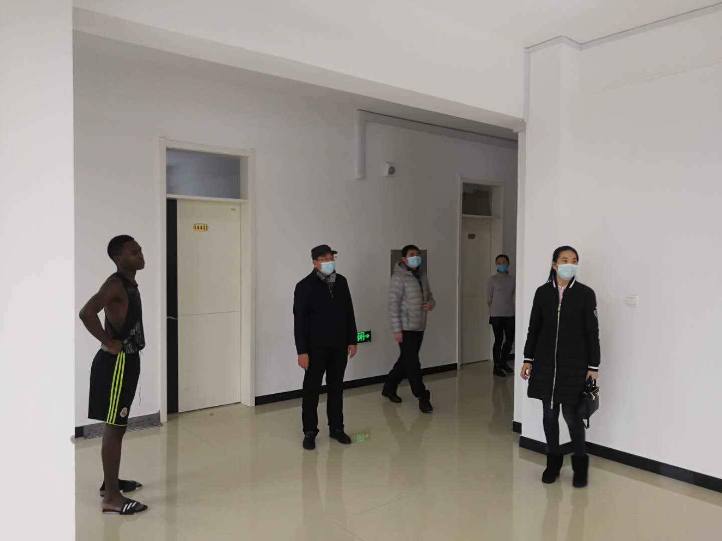 校領(lǐng)導(dǎo)走訪(fǎng)慰問(wèn)留學(xué)生_檢查疫情防控工作落實(shí)情況