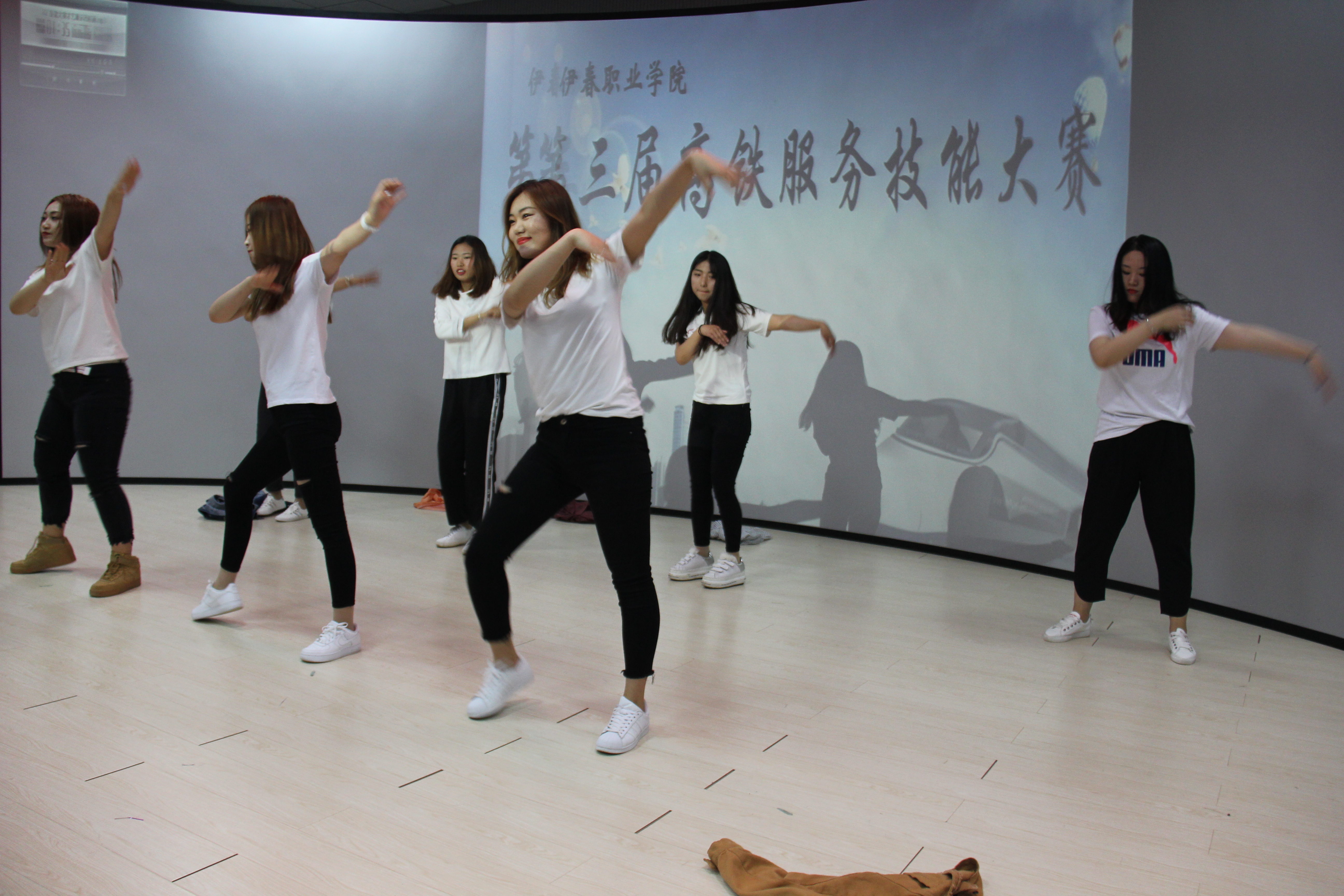 旅游商務(wù)學院成功舉辦第三屆高鐵服務(wù)技能大賽 旅游商務(wù)學院成功舉辦第三屆高鐵服務(wù)技能大賽