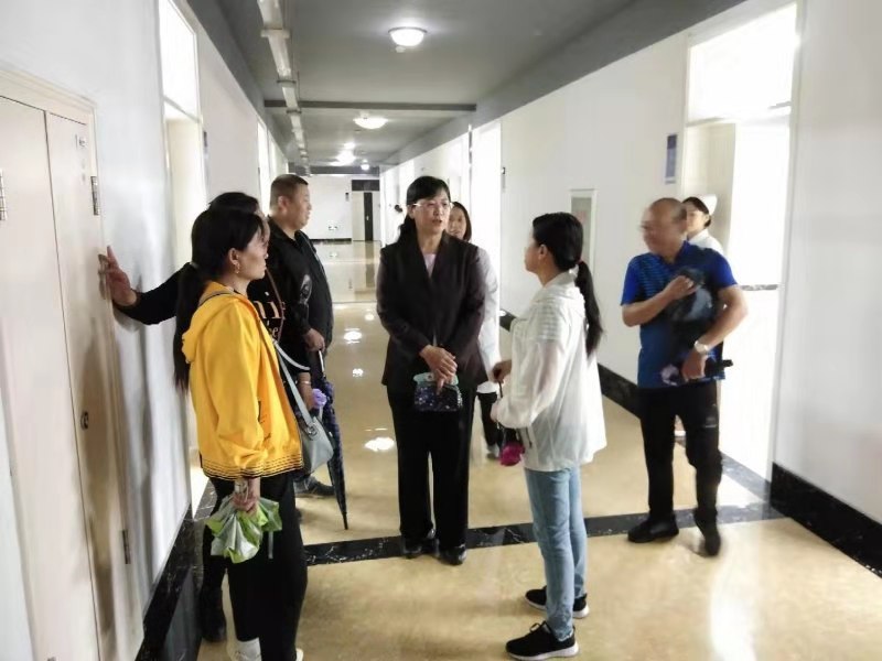 醫(yī)學(xué)技術(shù)學(xué)院組織新生家長(zhǎng)參觀醫(yī)學(xué)實(shí)訓(xùn)大樓