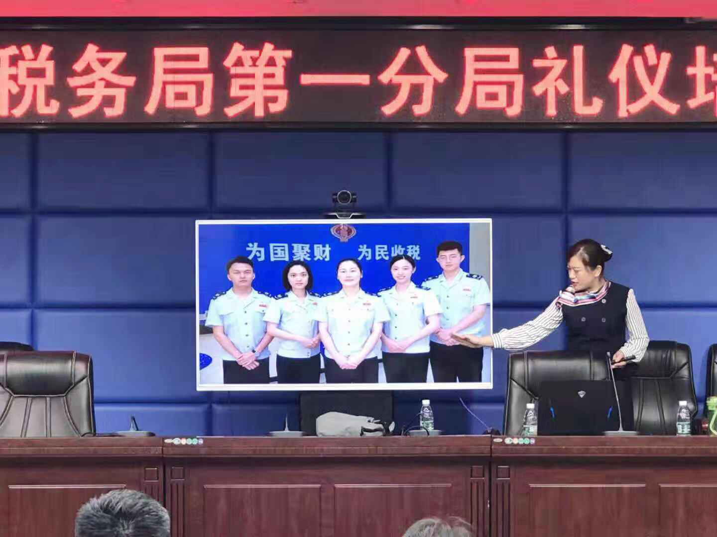 我院禮儀教師為銀行、稅務(wù)等窗口單位進行禮儀培訓(xùn)