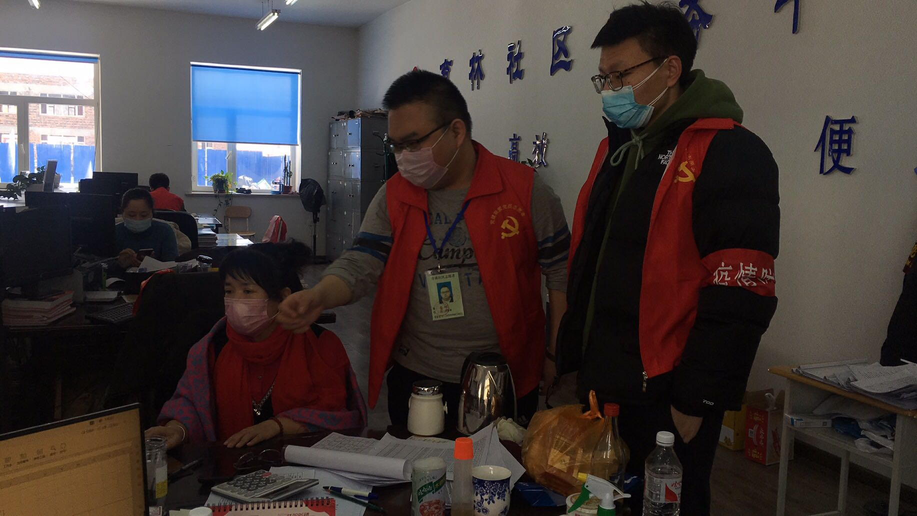 大學生志愿者勇?lián)擾_為疫情防控貢獻青春力量