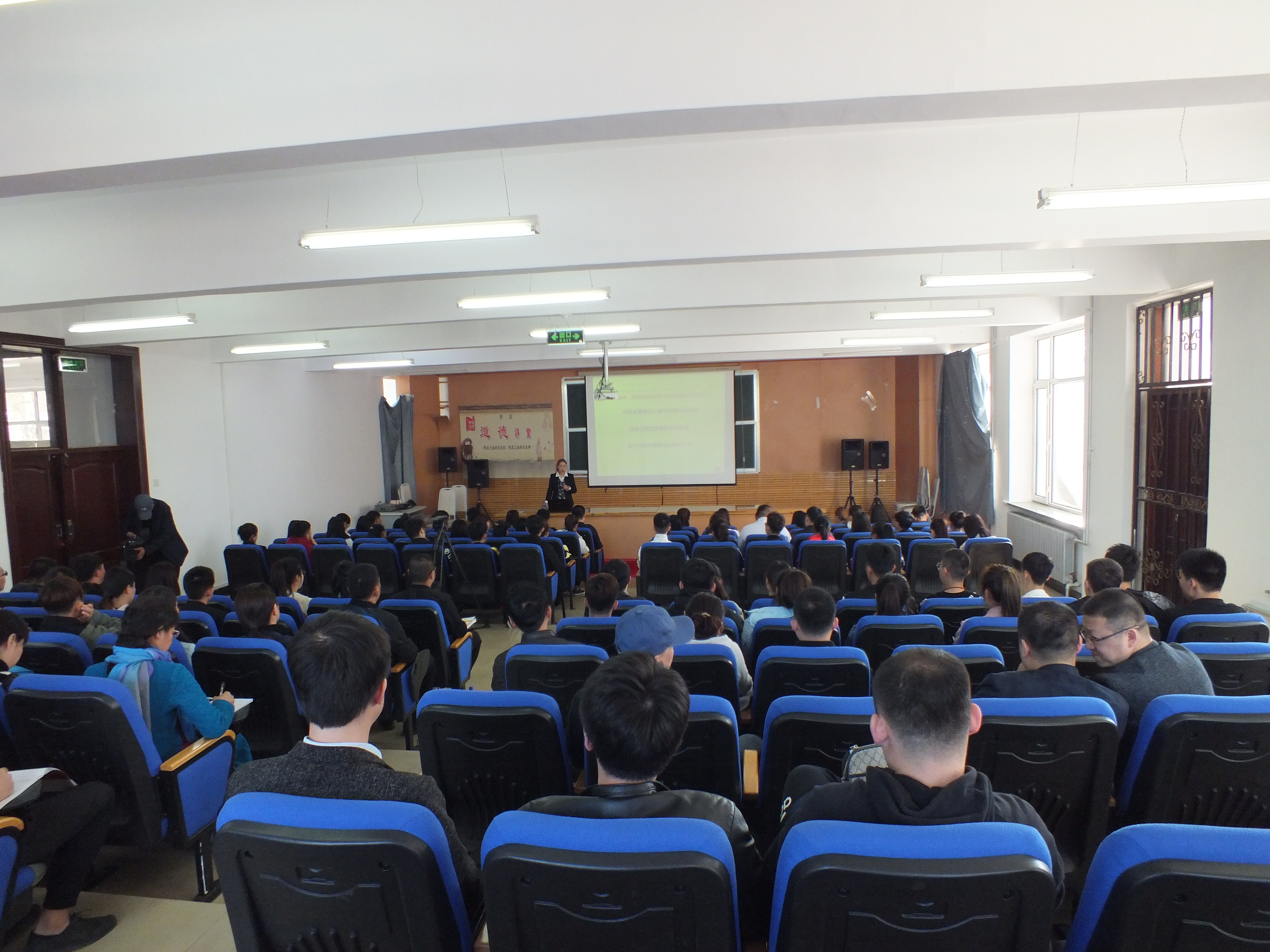 學(xué)院開(kāi)展深入宣傳貫徹十九大精神“走基層”宣講活動(dòng) 學(xué)院開(kāi)展深入宣傳貫徹十九大精神“走基層”宣講活動(dòng)