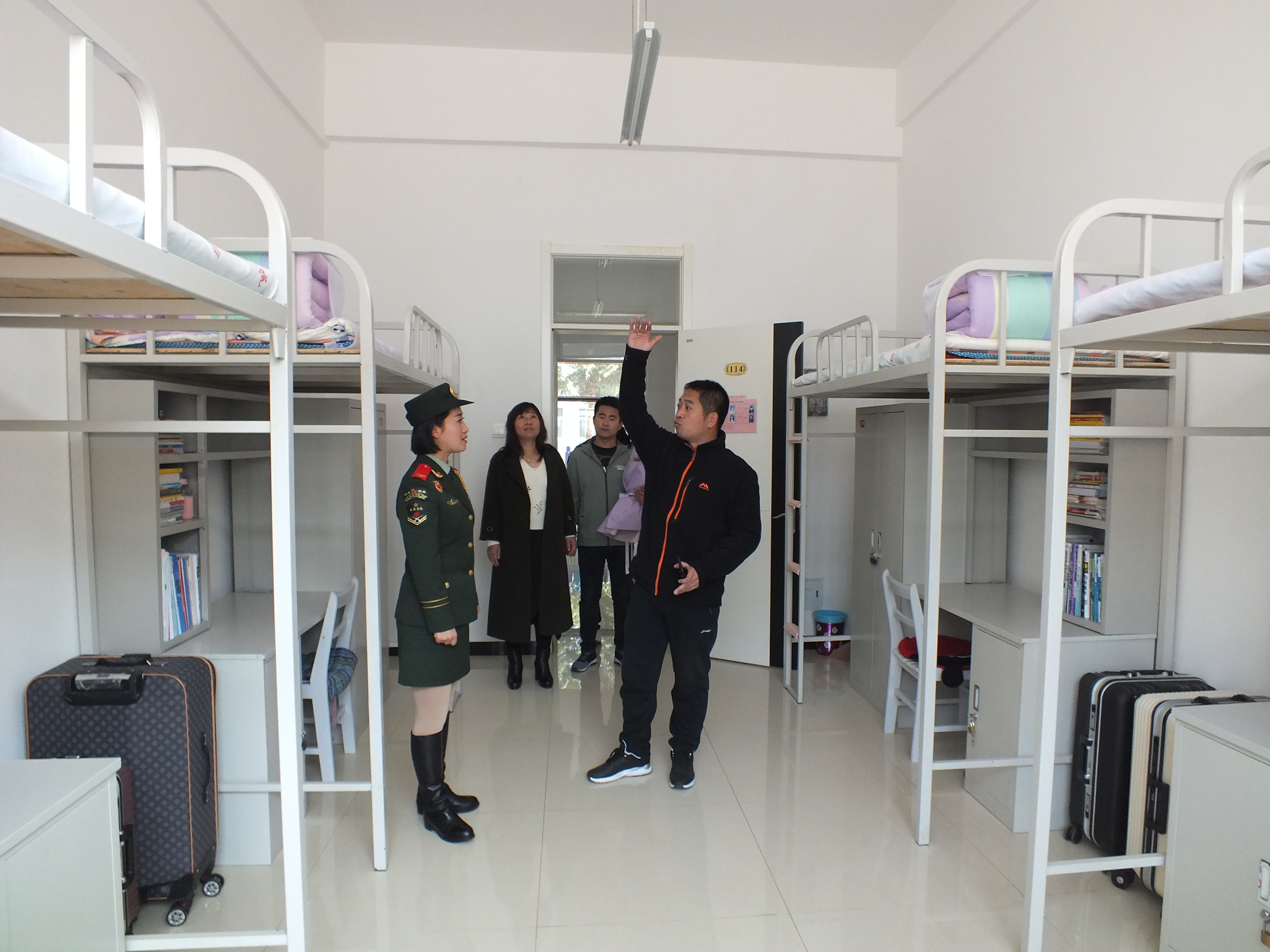 颯爽英姿五尺槍__曙光初照演兵場——參加國慶閱兵女兵方陣隊員李玲玲榮歸母校紀(jì)實