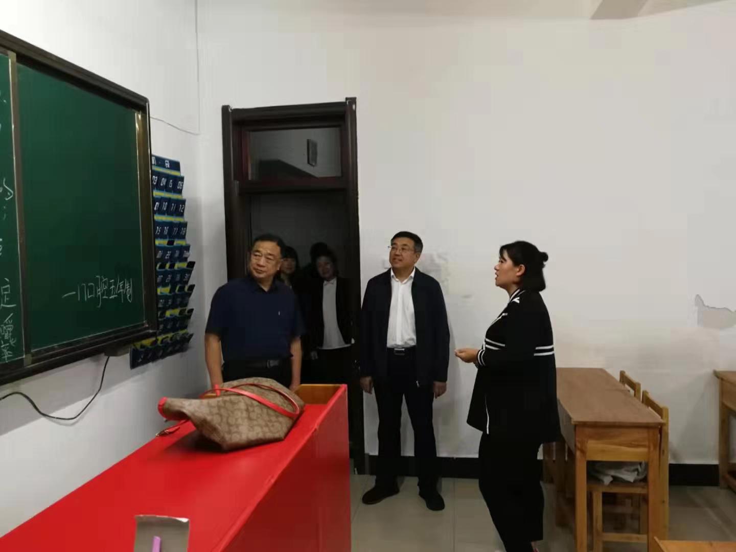 學校領導深入學生一線走訪慰問