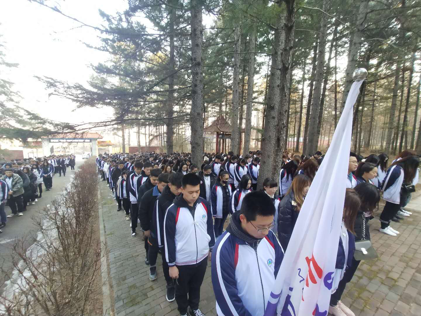 緬懷革命先烈，弘揚革命精神------醫(yī)學技術學院開展清明節(jié)烈士掃墓活動