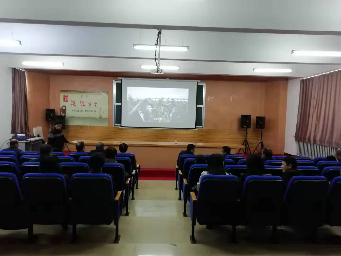 職業(yè)學(xué)院黨委班子舉行“不忘初心，牢記使命”主題教育讀書班暨黨委理論學(xué)習(xí)中心組第十一次集體學(xué)習(xí)