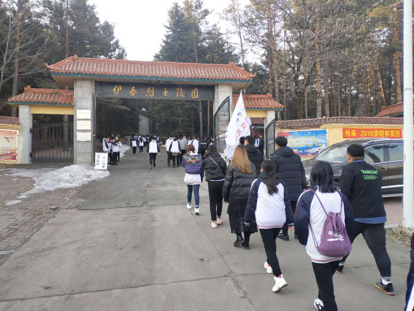 緬懷革命先烈，弘揚革命精神------醫(yī)學技術學院開展清明節(jié)烈士掃墓活動