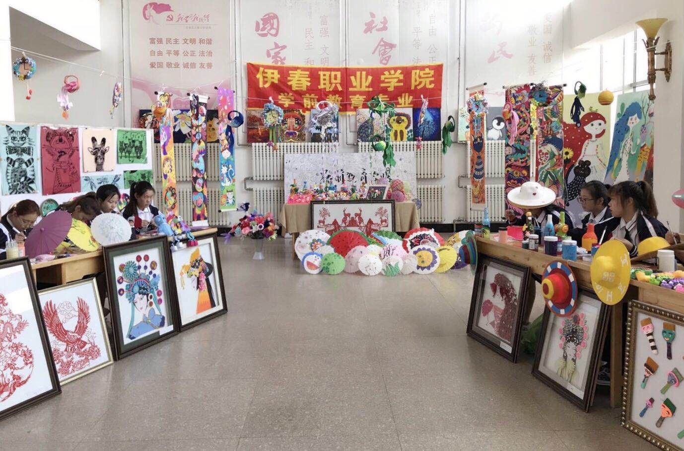 師范學(xué)院學(xué)前教育專業(yè)職業(yè)教育周活動之一幼兒園美術(shù)手工作品展圓滿結(jié)束 師范學(xué)院學(xué)前教育專業(yè)職業(yè)教育周活動之一幼兒園美術(shù)手工作品展圓滿結(jié)束