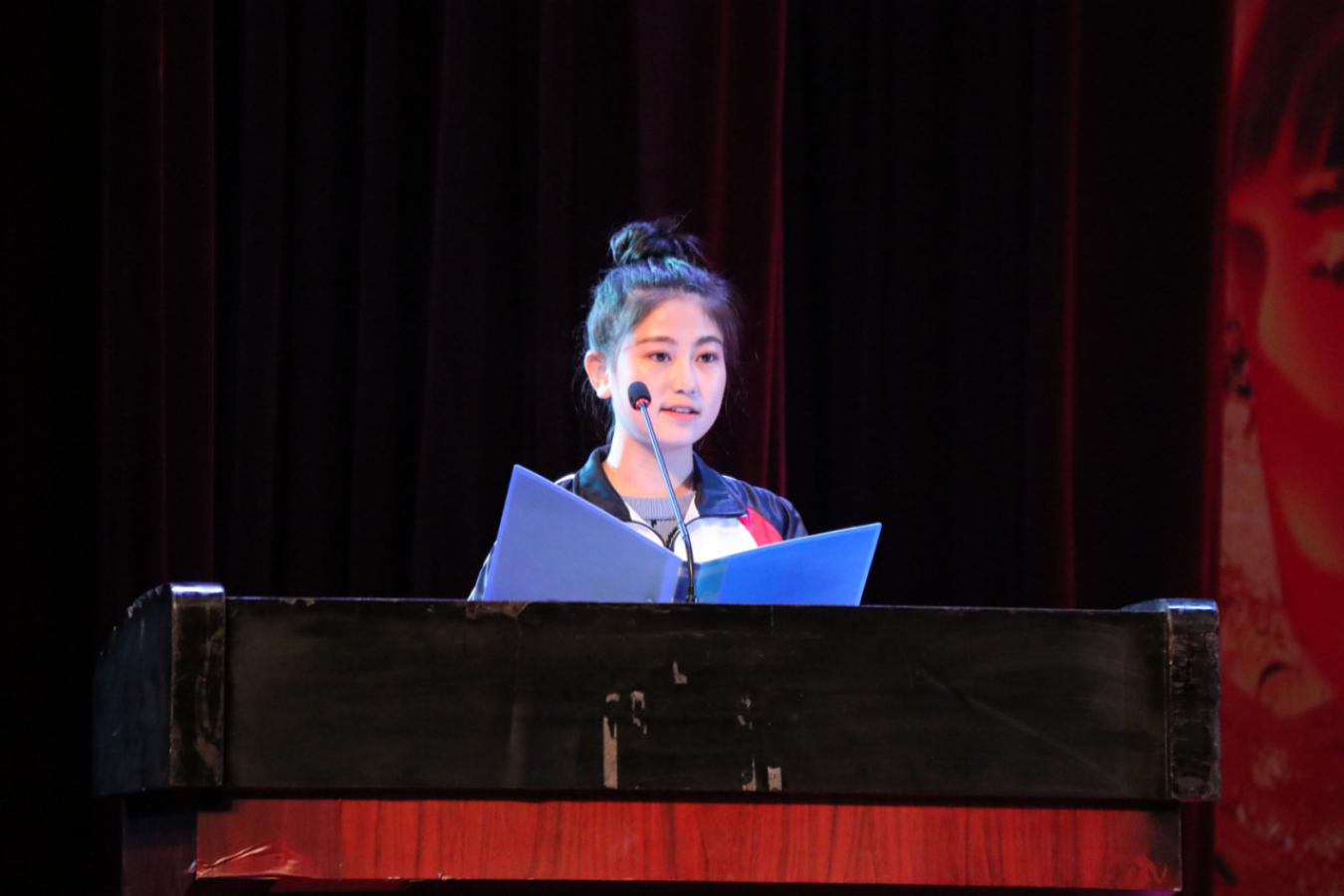 學院舉行慶祝新中國成立70周年文藝演出暨開學典禮、教師節(jié)表彰大會