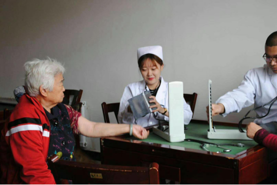 醫(yī)學(xué)技術(shù)學(xué)院開展“送溫暖獻(xiàn)愛心”主題公益活動(dòng)