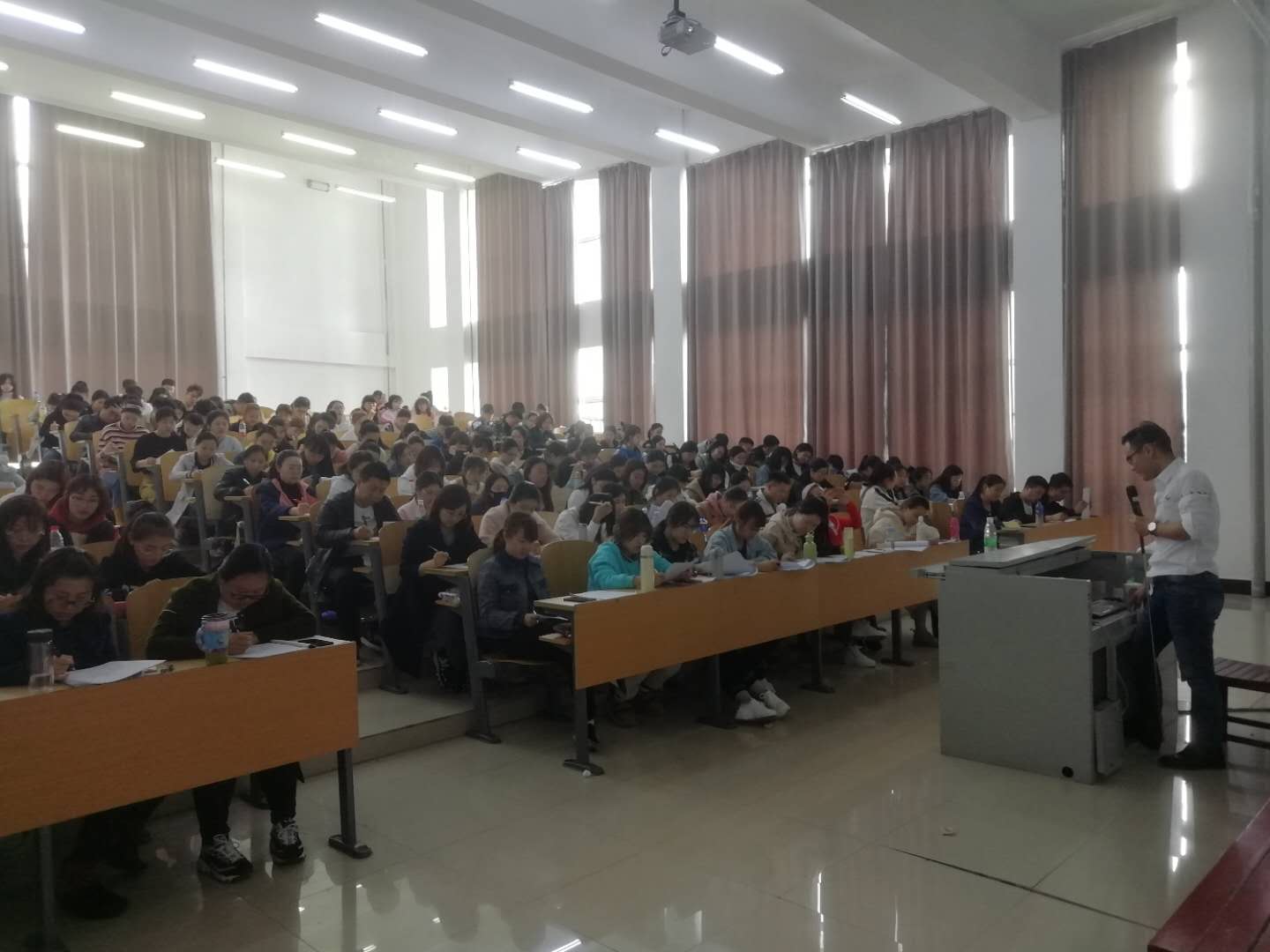 醫(yī)學(xué)技術(shù)學(xué)院邀請護考專家關(guān)永俊為學(xué)生講解護考知識