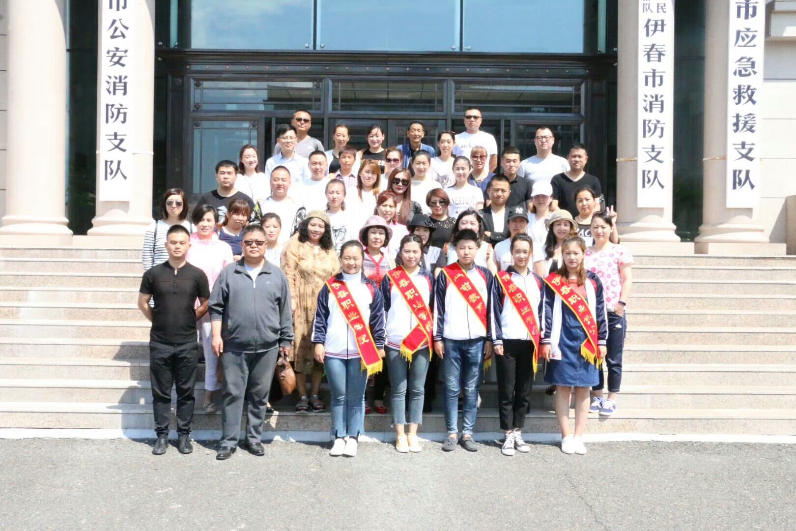 端午節(jié)為留守兒童包粽子