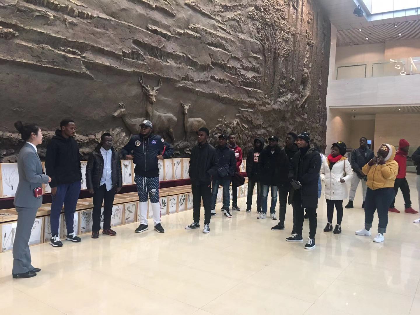 開啟文化之旅，領(lǐng)略林城之美——記我校留學(xué)生參觀伊春森林博物館