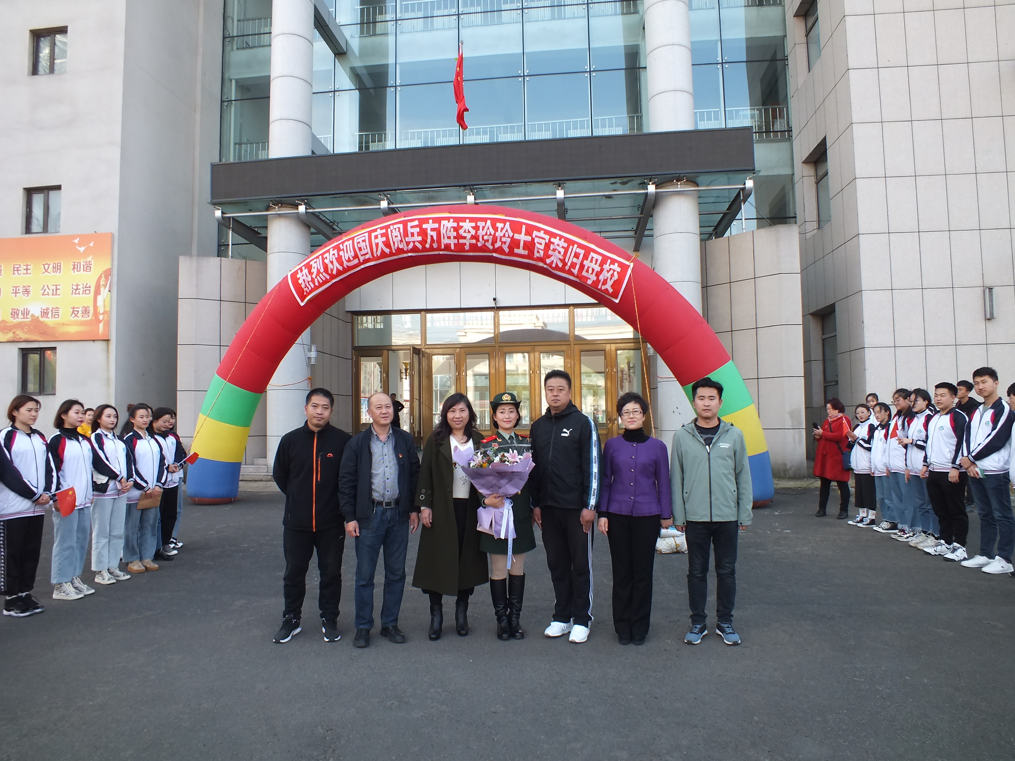 颯爽英姿五尺槍__曙光初照演兵場——參加國慶閱兵女兵方陣隊員李玲玲榮歸母校紀(jì)實