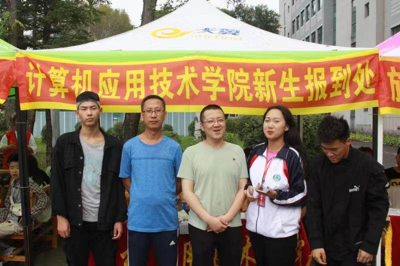 以亮點特色迎新生入學(xué)_用貼心服務(wù)贏新生之心