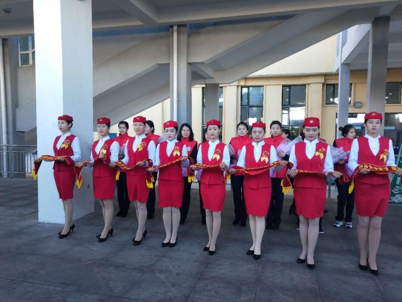 我院學(xué)生為“生態(tài)旅游·伊春號(hào)”旅游文化列車開行儀式提供志愿禮儀服務(wù)