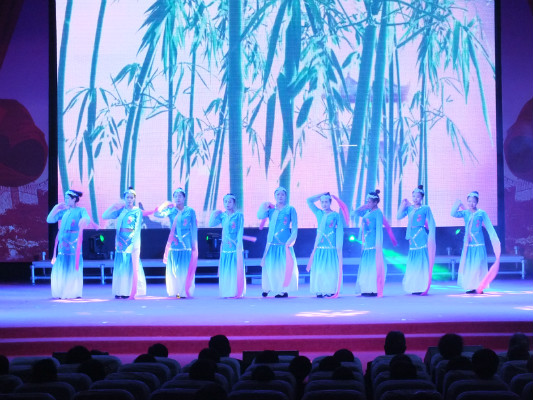 伊春職業(yè)學(xué)院舉行2018年開學(xué)典禮暨慶國慶迎新生文藝演出 伊春職業(yè)學(xué)院舉行2018年開學(xué)典禮暨慶國慶迎新生文藝演出