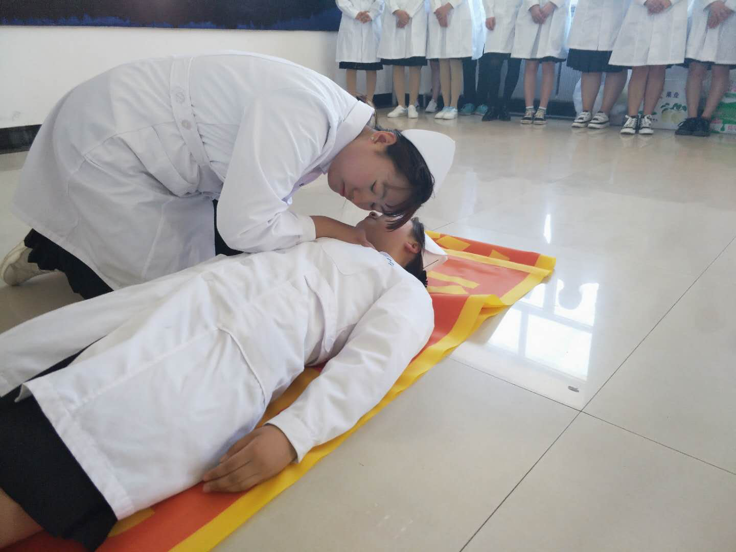 醫(yī)學技術(shù)學院涉外護理班開展“用行動給予關(guān)懷、用服務(wù)獻予愛心”主題公益活動