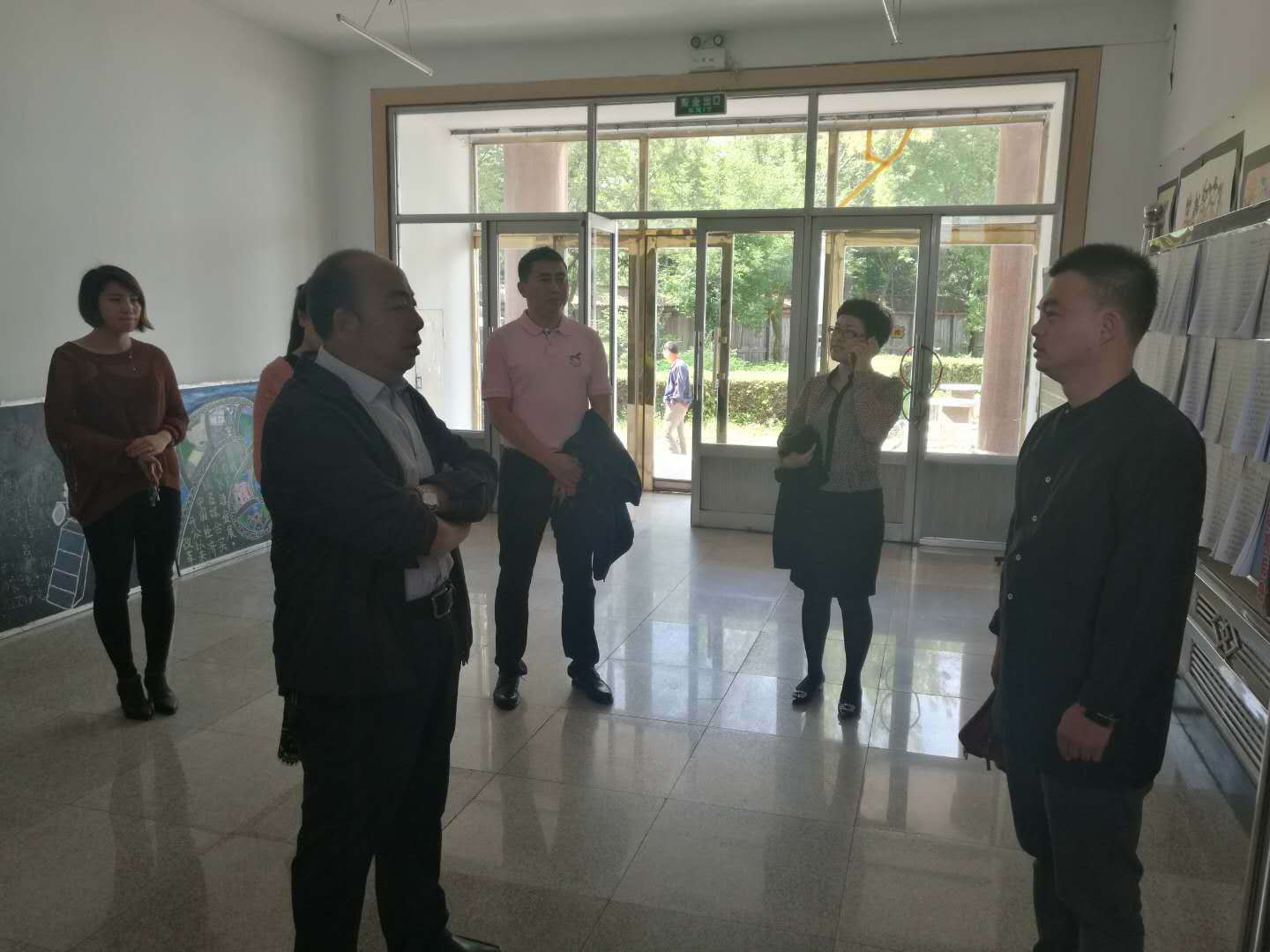 學(xué)校領(lǐng)導(dǎo)檢查學(xué)生返校情況 學(xué)校領(lǐng)導(dǎo)檢查學(xué)生返校情況