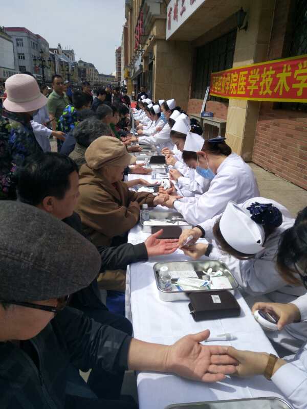 醫(yī)學技術(shù)學院職業(yè)教育活動走進社區(qū)