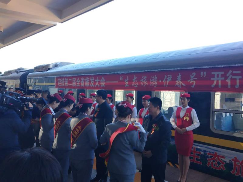 我院學(xué)生為“生態(tài)旅游·伊春號(hào)”旅游文化列車開行儀式提供志愿禮儀服務(wù)