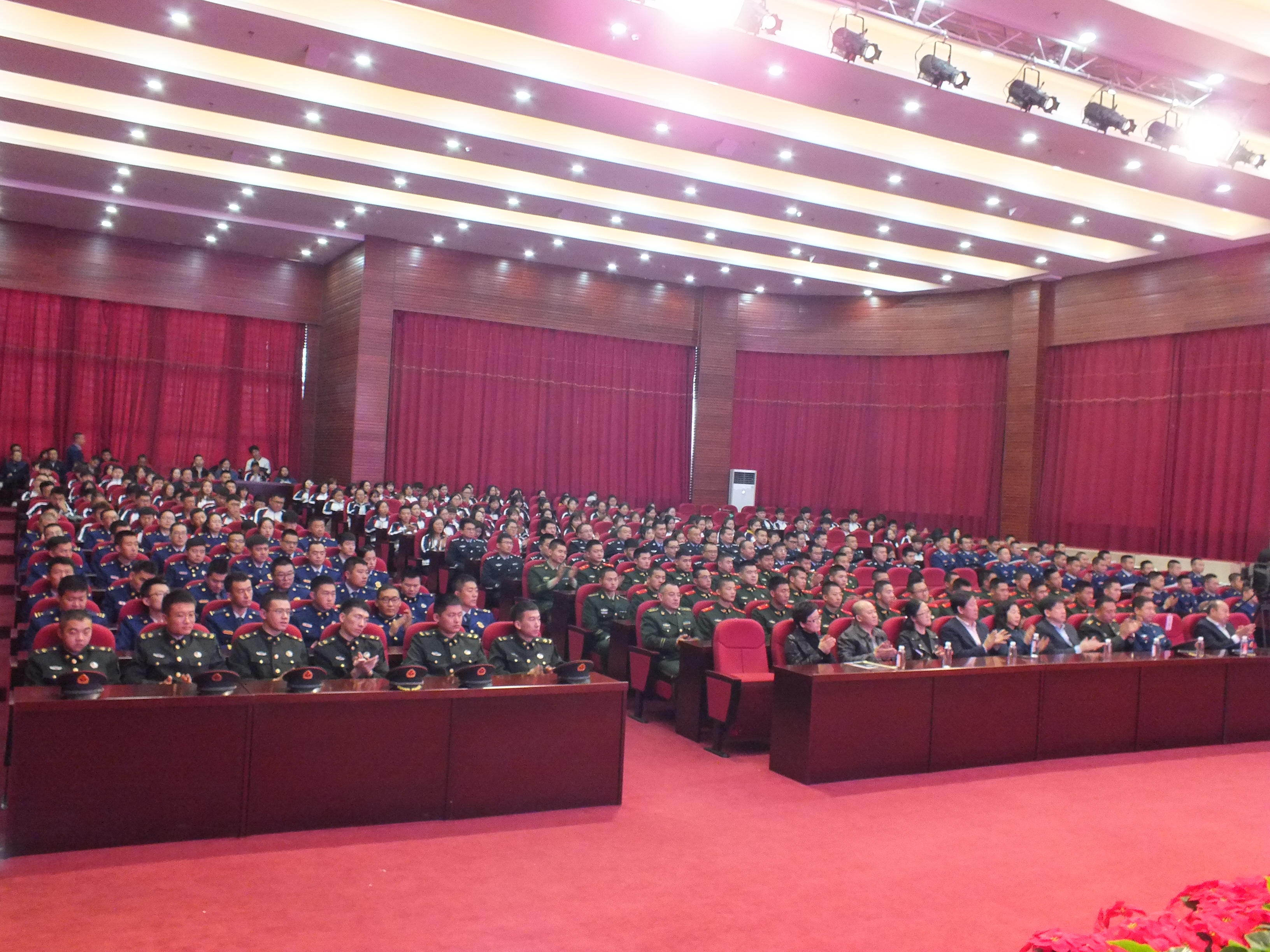 颯爽英姿五尺槍__曙光初照演兵場——參加國慶閱兵女兵方陣隊員李玲玲榮歸母校紀(jì)實