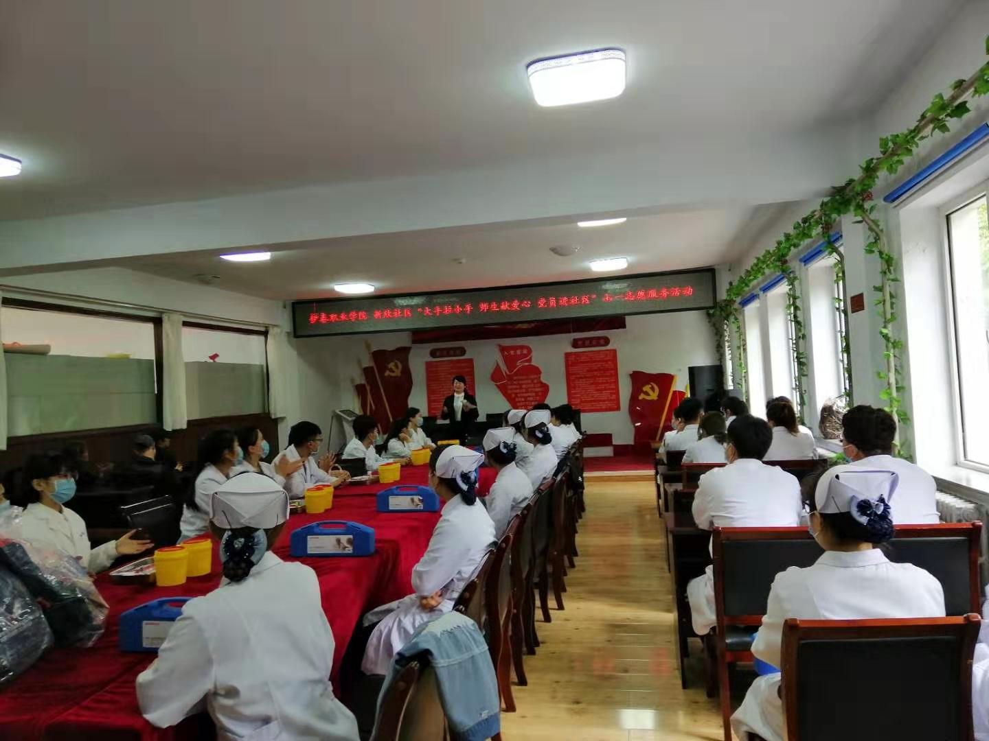 參加“七一”志愿服務(wù)活動(dòng)的同學(xué)們！