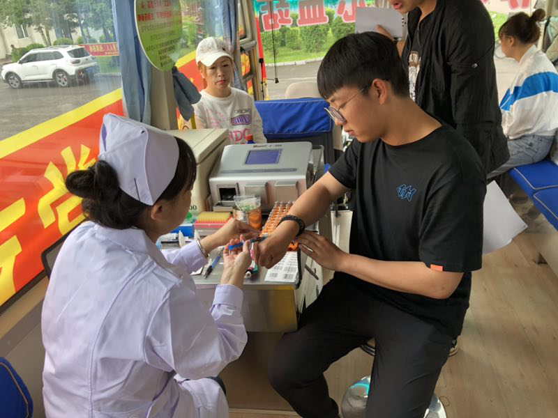 愛(ài)心凝聚力量_奉獻(xiàn)鑄就青春 愛(ài)心凝聚力量_奉獻(xiàn)鑄就青春