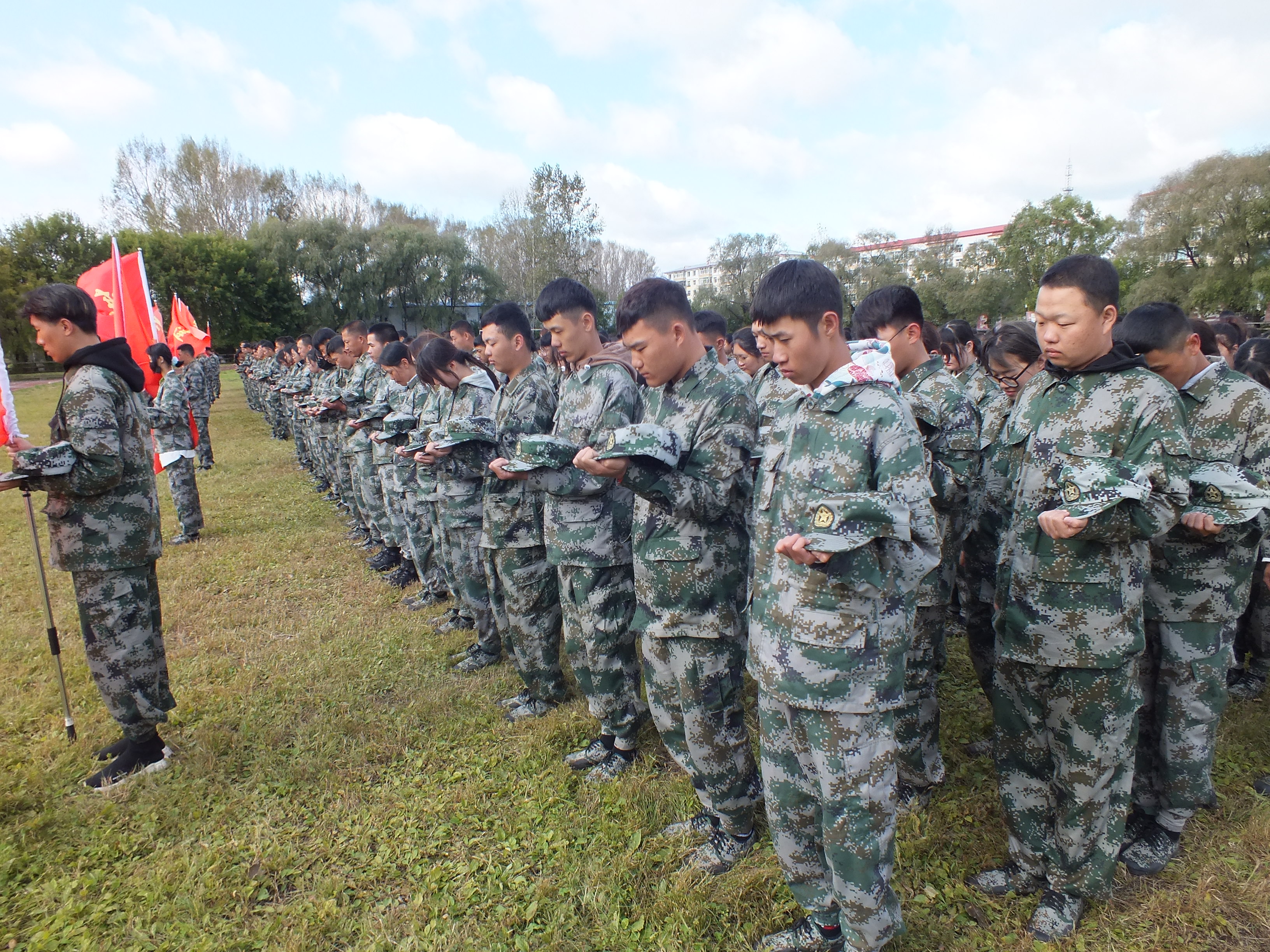 我校舉行紀(jì)念“九一八”事變88周年升旗儀式