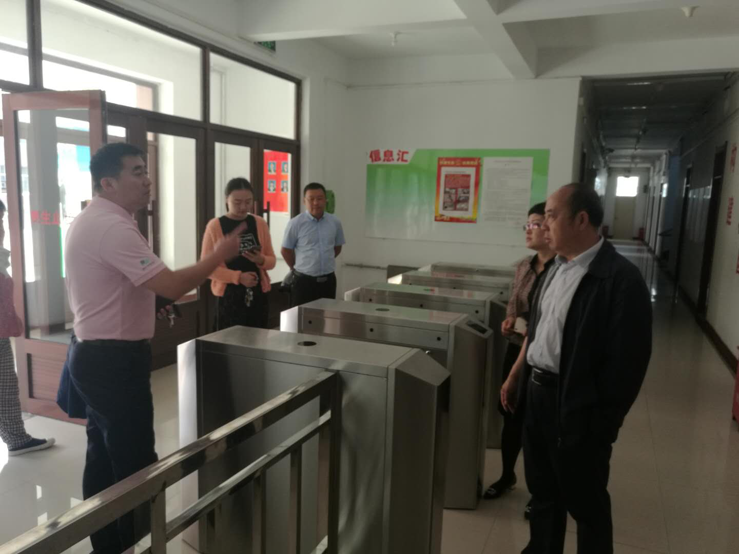 學(xué)校領(lǐng)導(dǎo)檢查學(xué)生返校情況 學(xué)校領(lǐng)導(dǎo)檢查學(xué)生返校情況