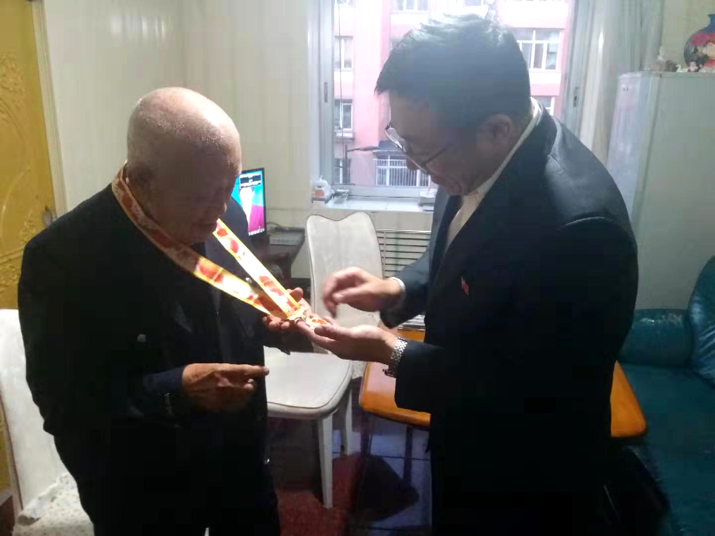 學(xué)校開(kāi)展走訪慰問(wèn)建國(guó)前老干部、老黨員活動(dòng)