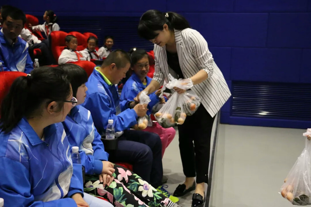 端午節(jié)為留守兒童包粽子